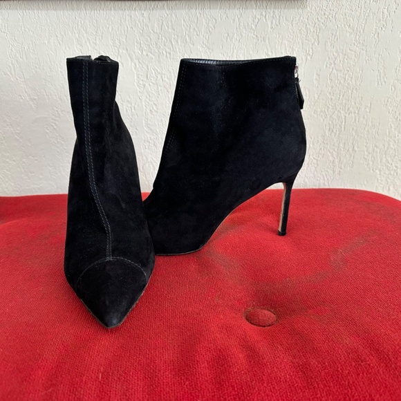 Manolo Blahnik Suede Ankle Boots. - Picture 9 of 9